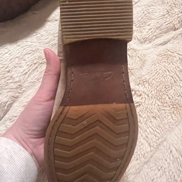 Clarks Women’s Suede Chelsea Ankle Boots Taupe Size 7 Comfort Low Heel Pull On - Picture 7 of 8